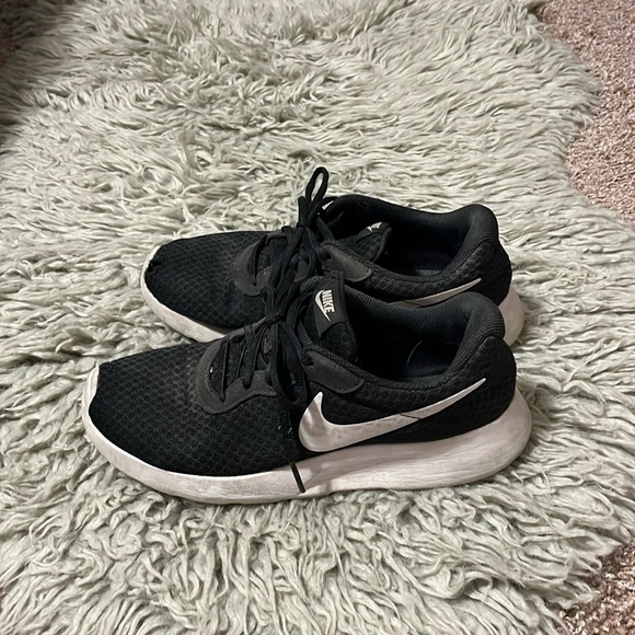 Nike Shoes - Women’s Black Nike Tajun Run Sneakers👟